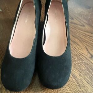 Taryn Rose Black Suede Flats Versatile Design